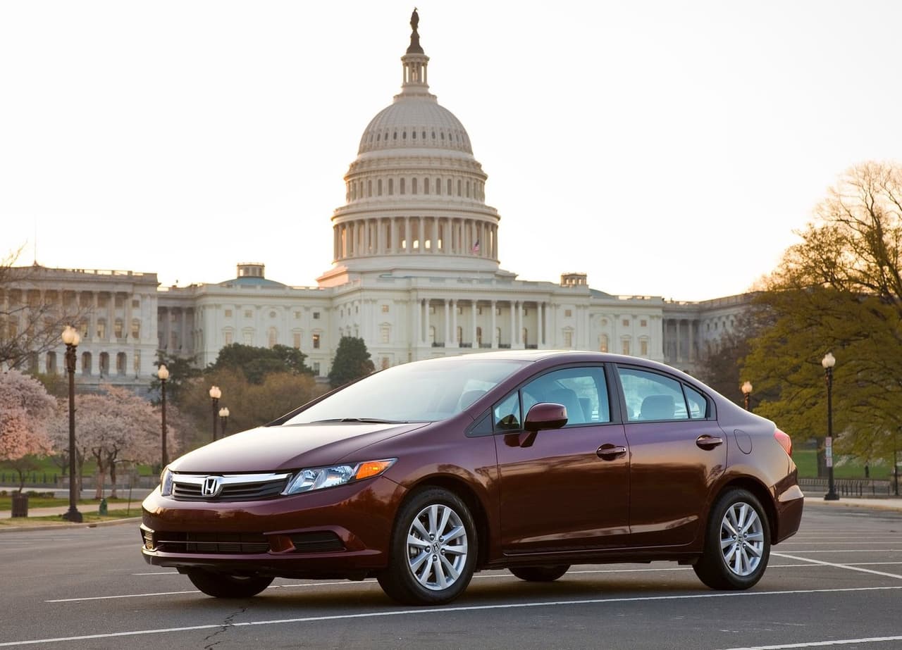 <h3 class="cms-H3-H3"><b>Honda Civic Sedan 2012 </b></h3>
<br>
<br>
<b>Precio promedio: </b>$9,552
<br>
<br>Este sedán recibió las mismas actualizaciones que la variante coupe en su novena generación.
<br>