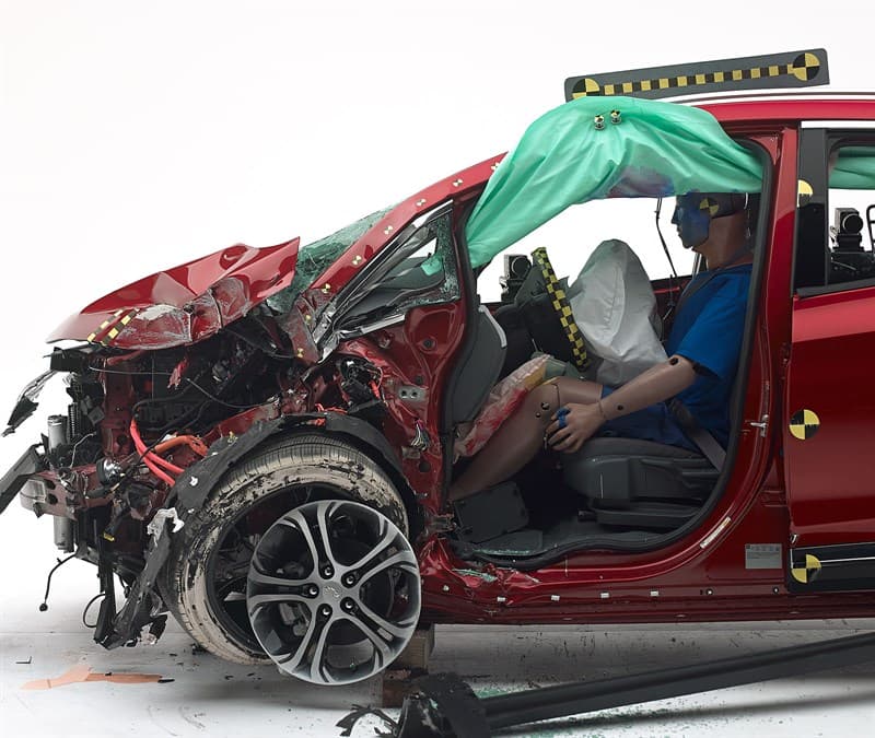 <b>Prueba de choque pequeño frontal superpuesto</b>: La posición del maniquí en relación al marco de los puerta, el volante y el panel de instrumentos después de la prueba de choque indican que el espacio de supervivencia se mantuvo bien.