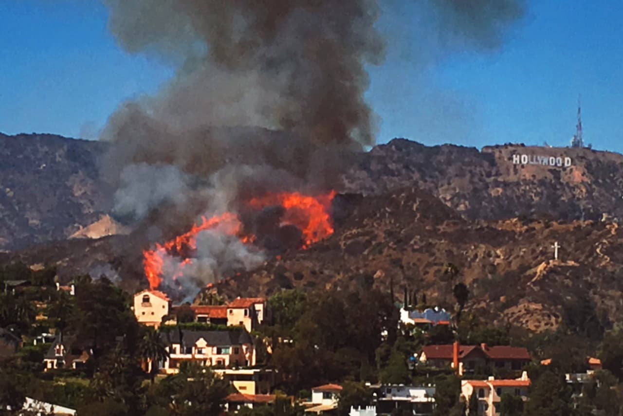 Incendio amenaza letrero de Hollywood