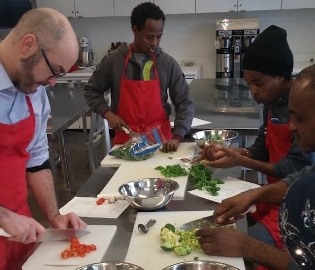 Ayudan a inmigrantes a adaptarse a EEUU a través de la cocina