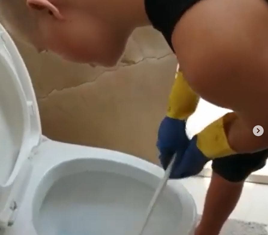 A finales de mayo pasado, la actriz
<b><a href="https://www.univision.com/famosos/si-luciano-quiere-vivir-solo-lety-calderon-hara-que-aprenda-a-hacer-de-todo-incluido-lo-humillante-video" target="_blank"> le enseñó a lavar los baños</a></b>, dado que el chico ha dicho que quiere vivir solo. 
<br>