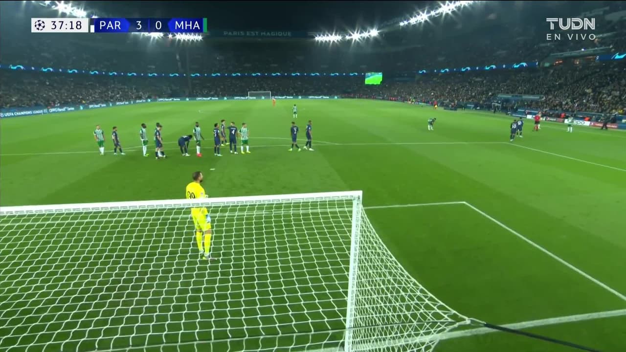 ¡GOL!  anota para Maccabi Haifa. Abdoulaye Seck