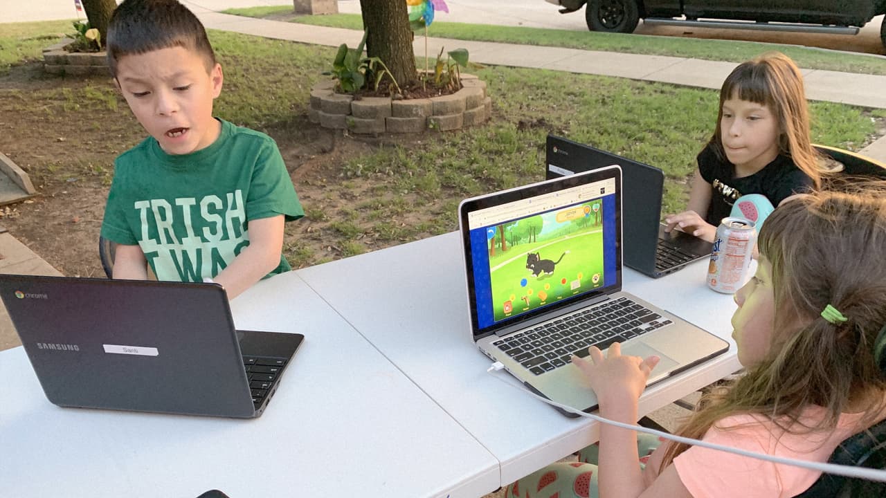 “Trato de que no olviden lo aprendido”: padres de niños con necesidades especiales hacen malabares durante la pandemia