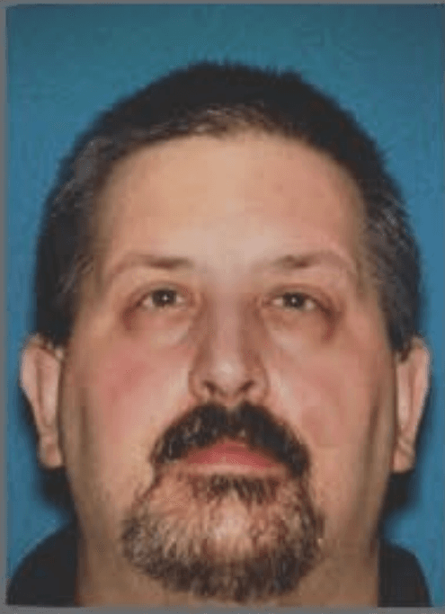 <h3 class="cms-H3-H3">Brian Lusardi</h3>
<br>
<br>Trabajador en una pista de patinaje de 48 años, fue arrestado el pasado 15 de abirl en Glendora, Nueva Jersey. Las autoridades lo investigan por 
<b>poseer y distribuir material sobre abuso sexual infantil. </b>