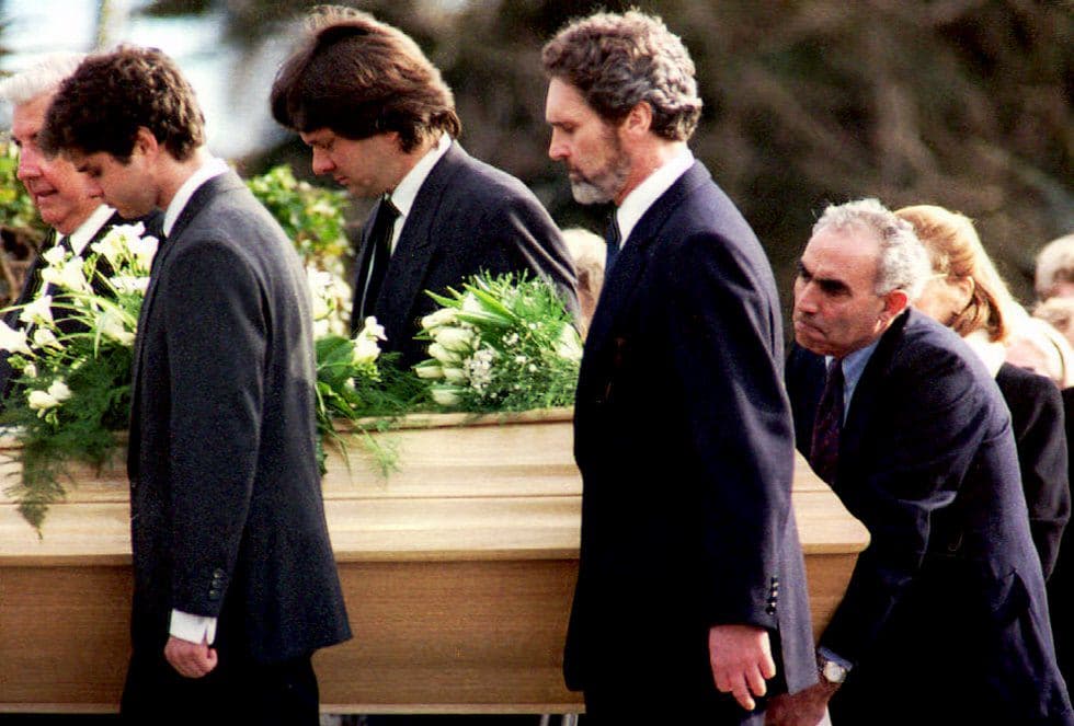 Esta es una fotografía tomada el día de su entierro. Ambos hijos cargaron su féretro para darle el último adiós.