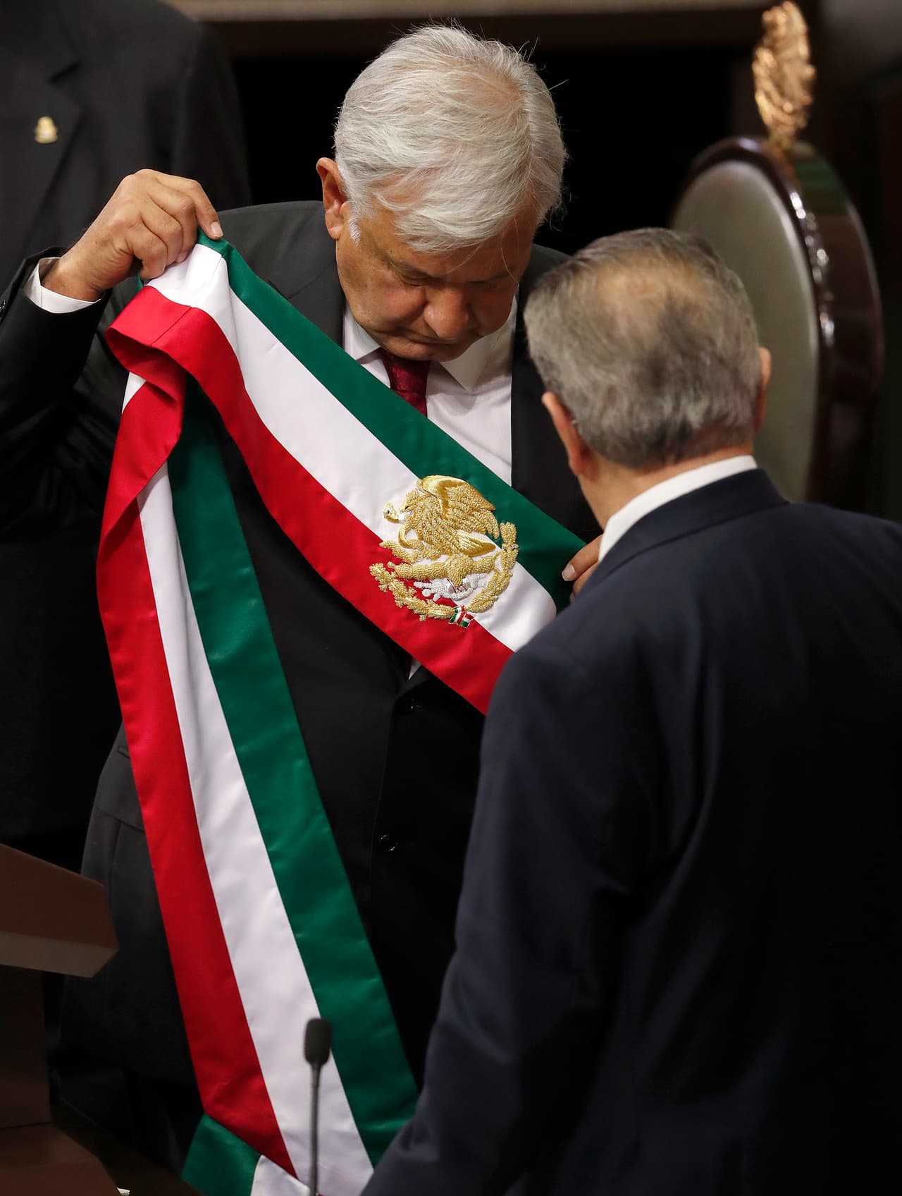 El momento en que Andrés Manuel López Obrador recibe la banda presidencial mientras Porfirio Muñoz Ledo, presidente del Congreso, observa durante la ceremonia inaugural.