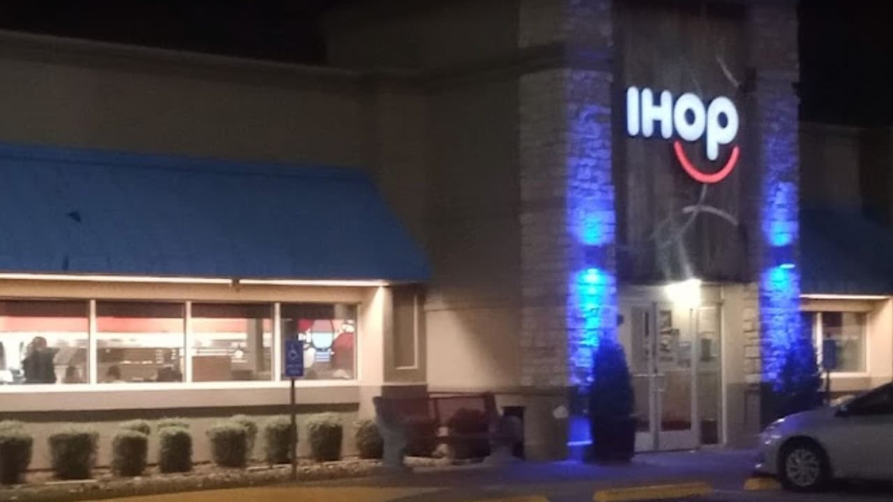  Acuchillan las llantas de patrullas de policía, mientras oficiales cenaban en el iHop
