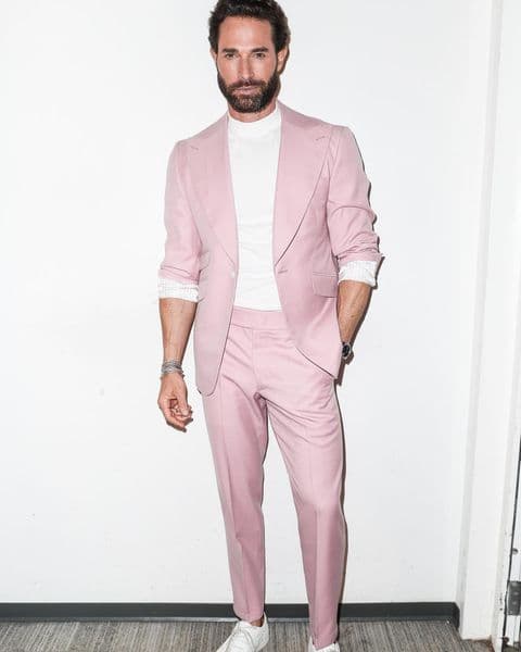 Sebastián aparece en una serie de instantáneas utilizando un traje casual color rosa, que combinó con una camisa y tenis blancos. 
<br>