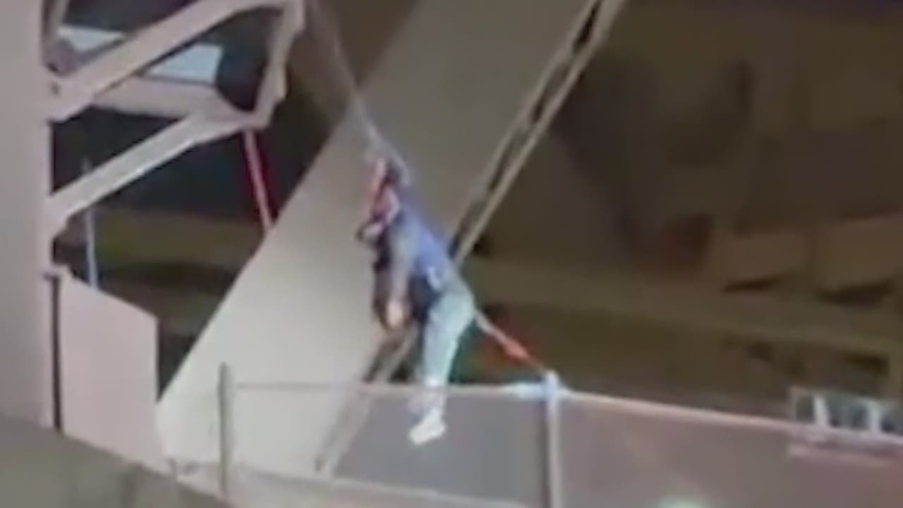 Reto viral casi cobra la vida de un adolescente en el puente Queensboro