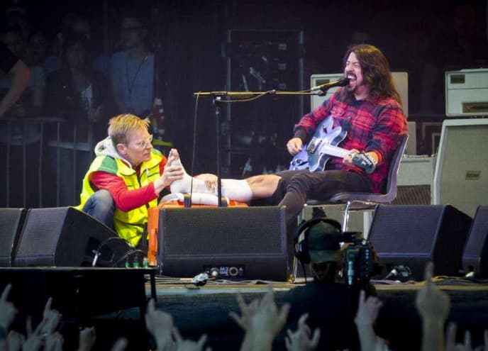 El rockero regresó a cantar con la pierna enyesada.