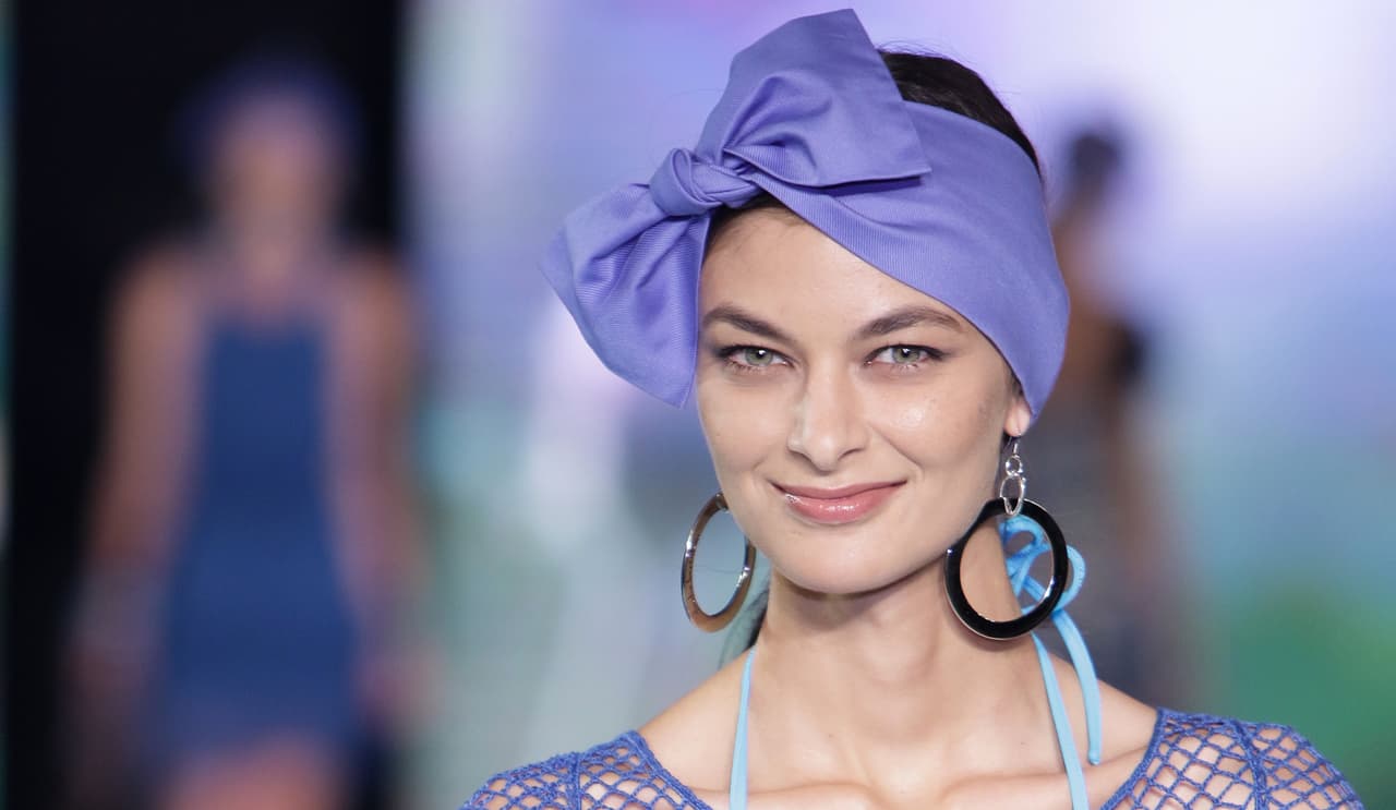 Claudia Bertolero nos propone llevar en la cabeza, una banda XXL que vaya a juego con el color de la ropa, el pelo se sujetó en una coleta. Esta opción es perfecta para mantener controlado el pelo cuando hay viento. La piel lleva tonos dorados y brillo en el pómulo, con ayuda de los iluminadores. Una ligera capa de máscara de pestañas y delineador junto con unos labios nude hacen que esta propuesta sea perfecta para llevarla todos los días.