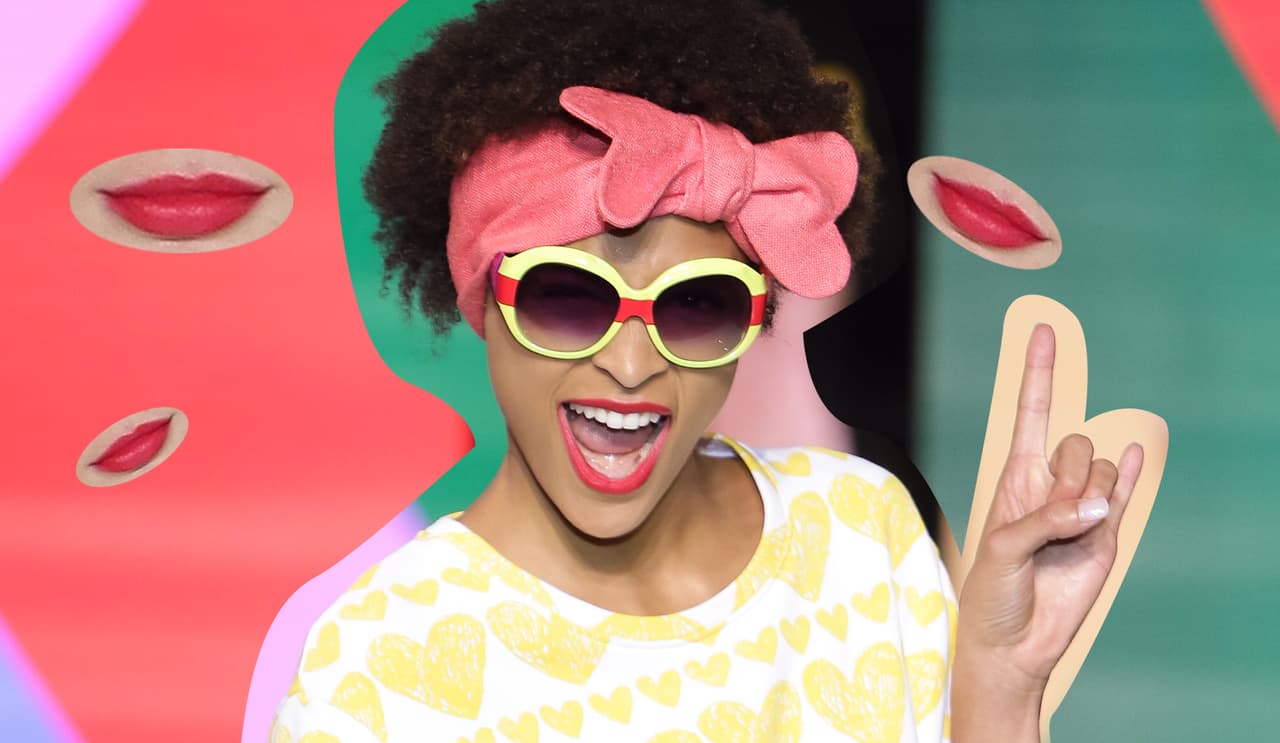 El punto principal en el maquillaje del desfile de la española Agatha Ruiz de la Prada son los labios, si quieres imitar el look compra un lipstick rojizo y en la piel usa una BB cream o CC cream. Las modelos llevaron el pelo recogido en un chongo alto y algunas con una banda XXL gruesa, esta opción es excelente para los días de calor. La puntas de esta banda termina en corazón.