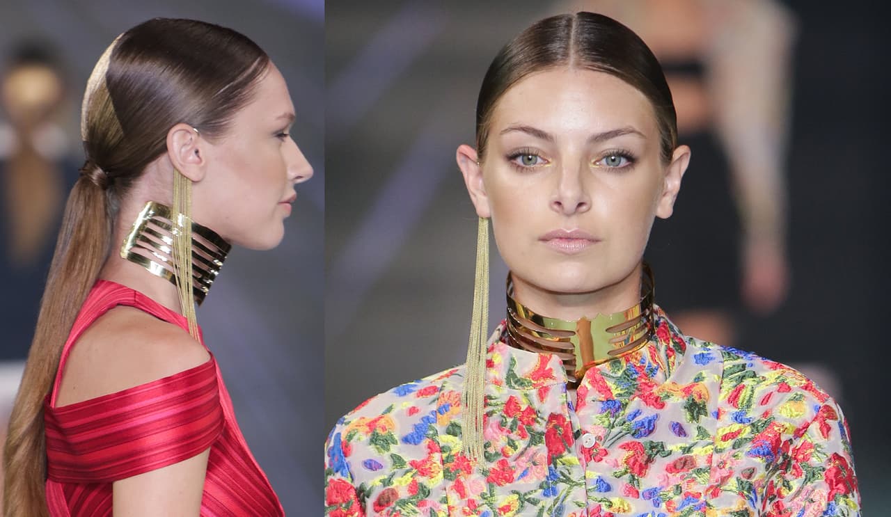 Las modelos del desfile de Alvarno lucieron una coleta baja con raya en medio bien fijo. Para dar un efecto futurista pintaron una zona del pelo con dorado. Ocultaron la liga con el mismo pelo. La piel lució muy bien trabajada con efecto dorado, mientras los labios fueron nude con acabado brillante. En el rabillo interior del ojo le dieron un toque dorado para iluminar y aplicaron un par de capas de máscara de pestañas.