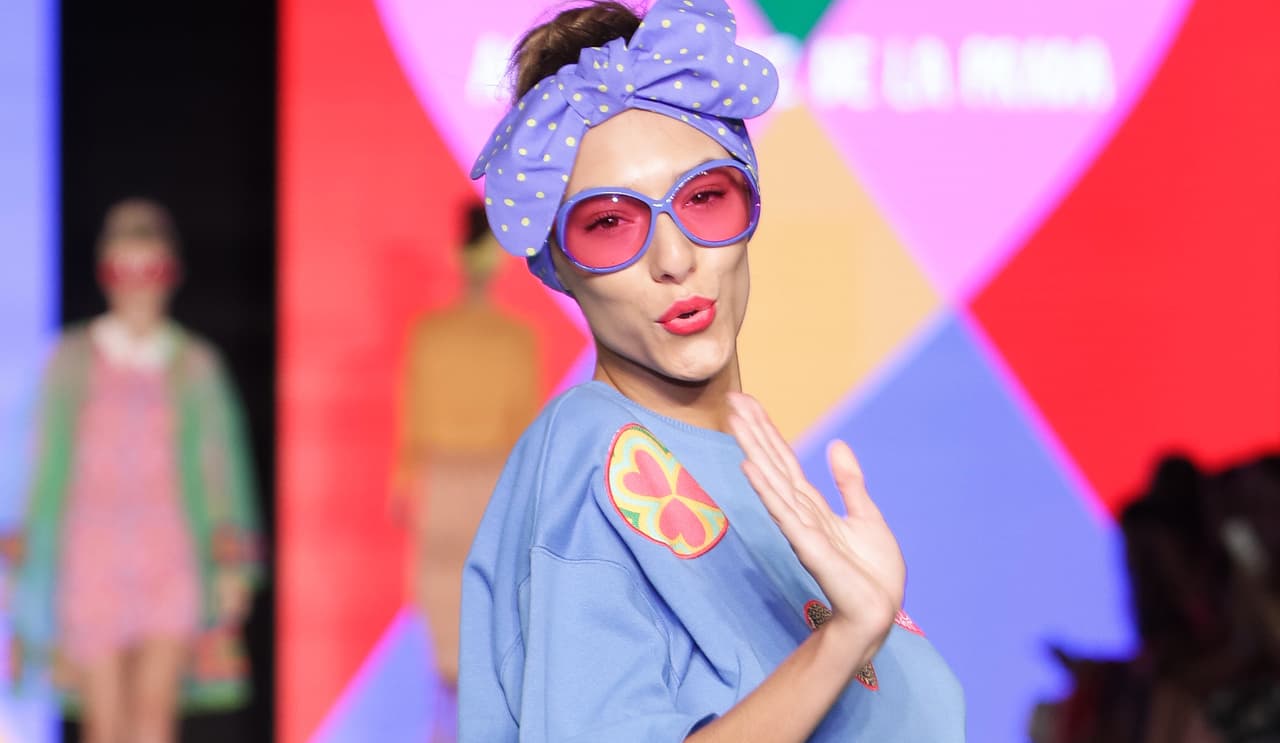 Las divertidas cintas en el pelo son excelente para mantener el pelo lejos de la cara en días de viento y de calor. La diseñadora española Agatha Ruiz de la Prada la propuso en tono pastel lisas y con estampados de puntitos.