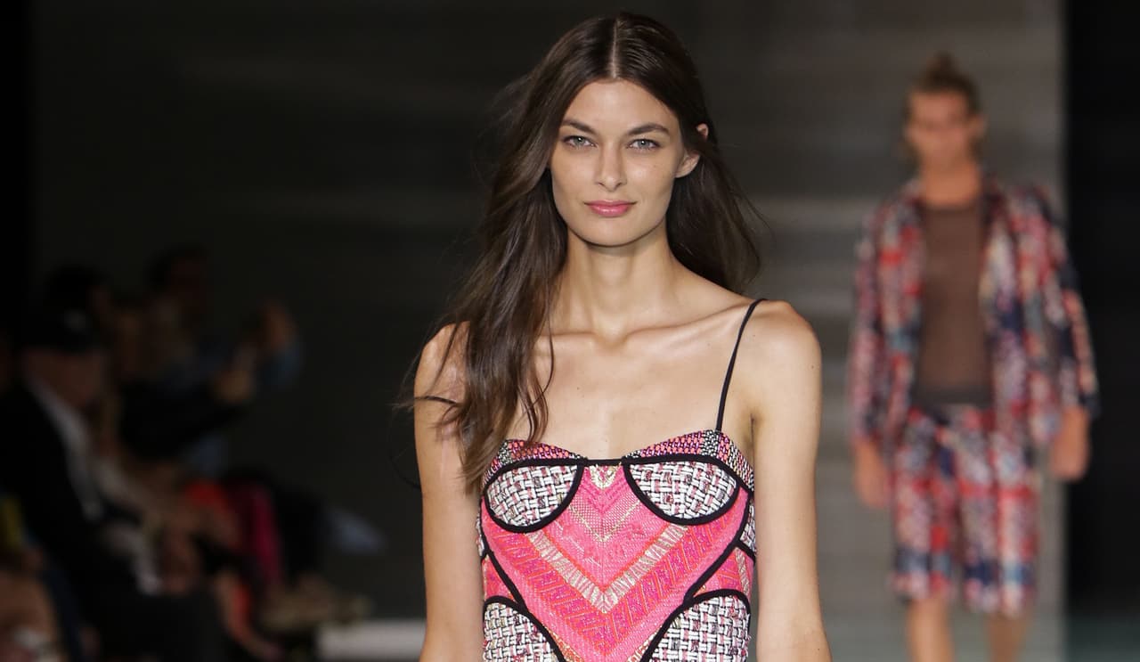 En el desfile de Custo Barcelona vimos a las modelos recorrer la pasarela con un maquillaje muy natural y la piel del cuerpo muy bien humectada. En los labios llevaron un bálsamo con color rosado. El pelo lo llevaron suelto, con textura y con la raya en medio. Un look ideal para las que con solo darle un ligero toque de color a sus labios son felices.