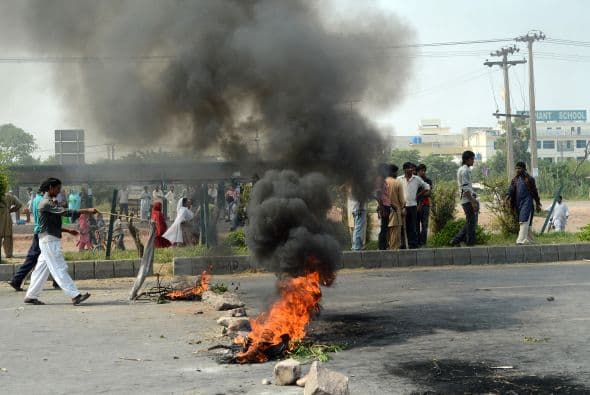 Pakistán amaneció conmocionado por la peor matanza cometida por los talibanes contra la comunidad cristiana, que costó la vida a más de ochenta personas y pone en jaque la estrategia de diálogo del Gobierno con los radicales. El último recuento ha elevado a 82 el número de fallecidos, que aún puede subir dado el estado crítico de varios de los más de 140 heridos ingresados en hospitales de la localidad noroccidental de Pesháwar, en una de cuyas iglesias se produjo la masacre. "No teníamos palabras ante el horror que teníamos delante", explicó hoy a Efe el director de la Liga Interconfesional de Pakistán (APIL), el cristiano Sayid Ishaq, quien visitó ayer junto a diversas autoridades regionales a las víctimas hospitalizadas. "No es solo un atentado contra nuestra minoría, sino también contra la humanidad de este país", dijo Ishaq, quien calificó la situación tras el ataque "como la peor sufrida hasta ahora por los cristianos paquistaníes".