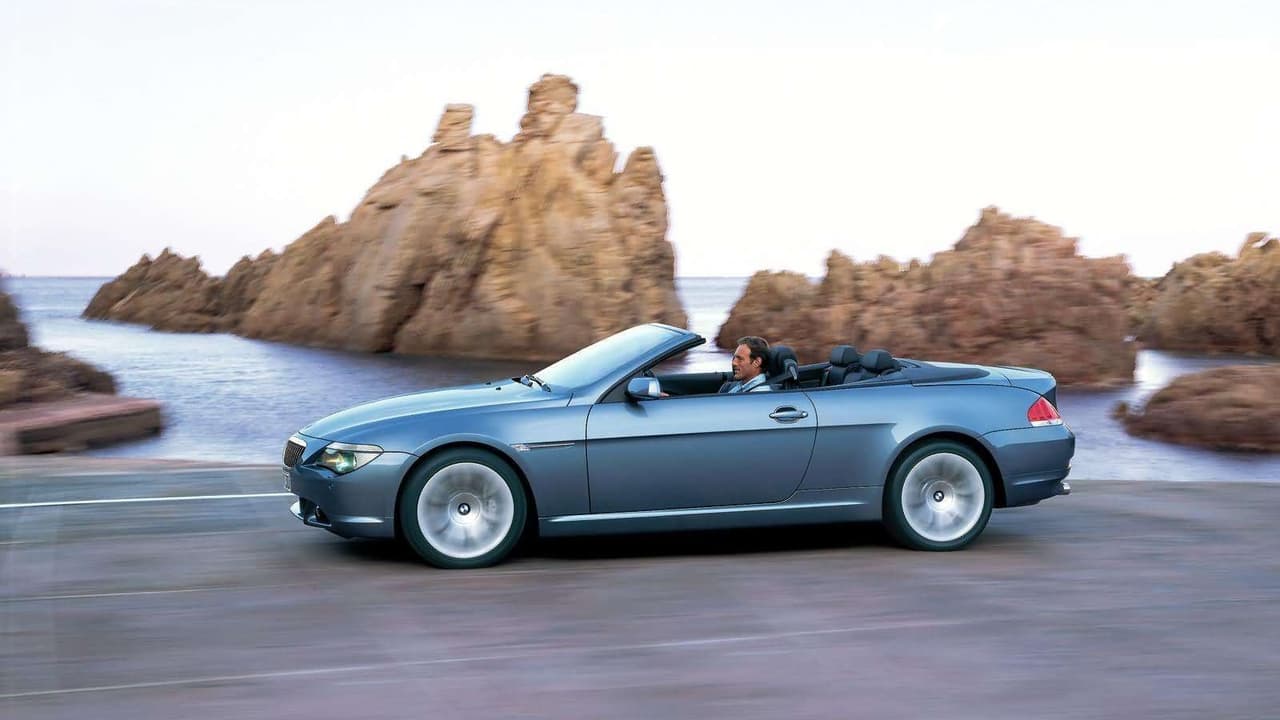 A diferencia de la primera generación, la segunda contó con su versión convertible. Aquí vemos el 645Ci.