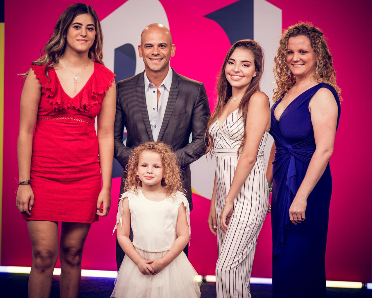 El Dr. Juan Rivera llegó acompañado de su familia a la fiesta del verano.