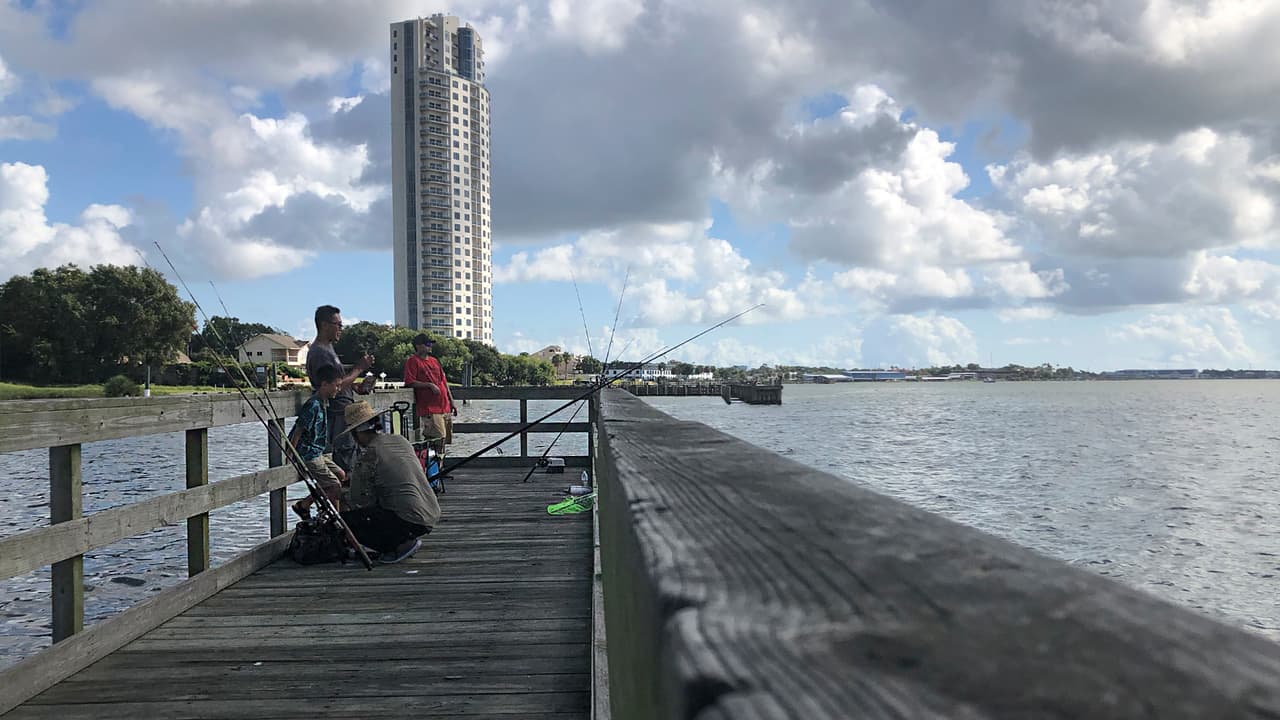 Pescar en lago Clear Lake desde los muelles es una de las actividades que más disfrutan las familias.
<br>