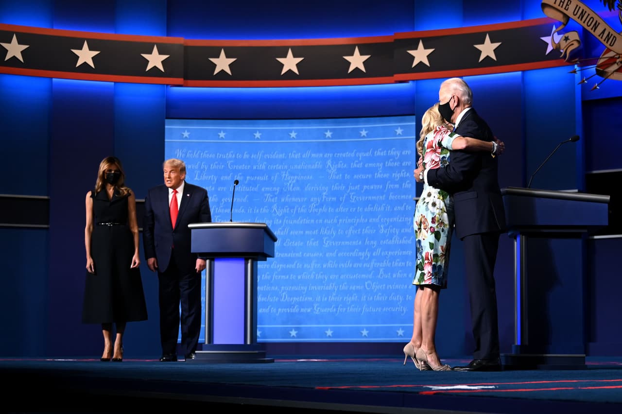 El segundo debate entre Biden y Trump se realizó en la fecha en que estaba pautado el tercero, el 22 de octubre. La comisión de debates propuso que el segundo fuese virtual, ya que el presidente recién había sido diagnosticado de covid-19. El mandatario no aceptó y el encuentro pautado para el 10 de octubre fue suspendido. 
<br>
<br> 
<br>
<br> 
<br>