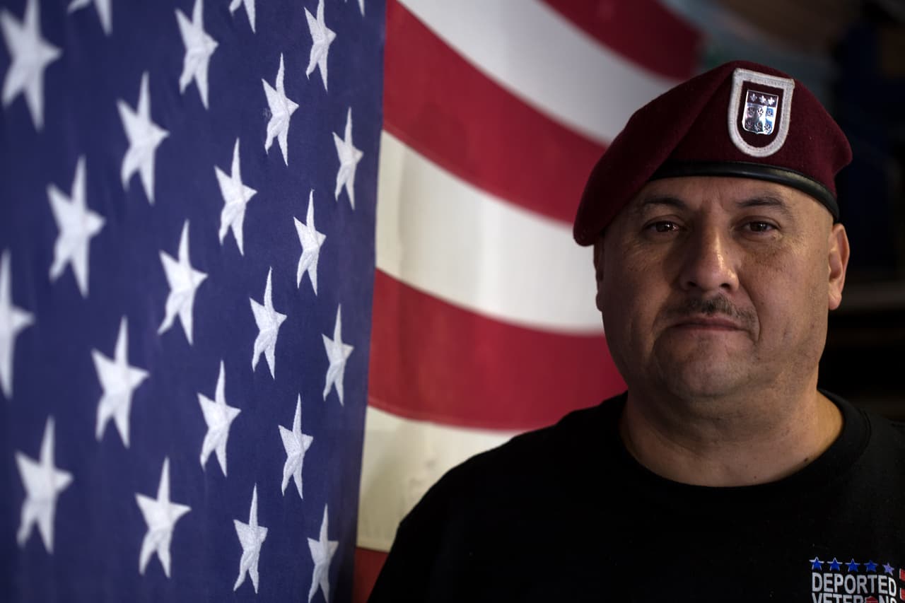 Tres veteranos deportados a México reciben el indulto del gobernador de California