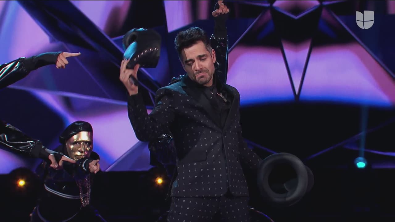 Antes de dar inicio a la espectacular velada que los misteriosos personajes tenían preparada, nuestro conductor subió al escenario y, tras deleitarnos con algunos pasos de baile, se quitó el disfraz gótico.