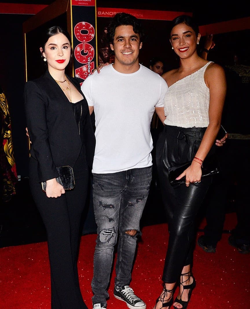 Gaytán comentó que sus hijos más grandes ya no ayudan, 
<b><a href="https://www.univision.com/famosos/casi-nos-da-un-infarto-biby-gaytan-recuerda-la-reaccion-de-su-hijo-cuando-supo-que-tendria-hermanos-mellizos-fotos">como ella desearía,</a></b> a poner el árbol de Navidad, y los más pequeños son los más entusiasmados.