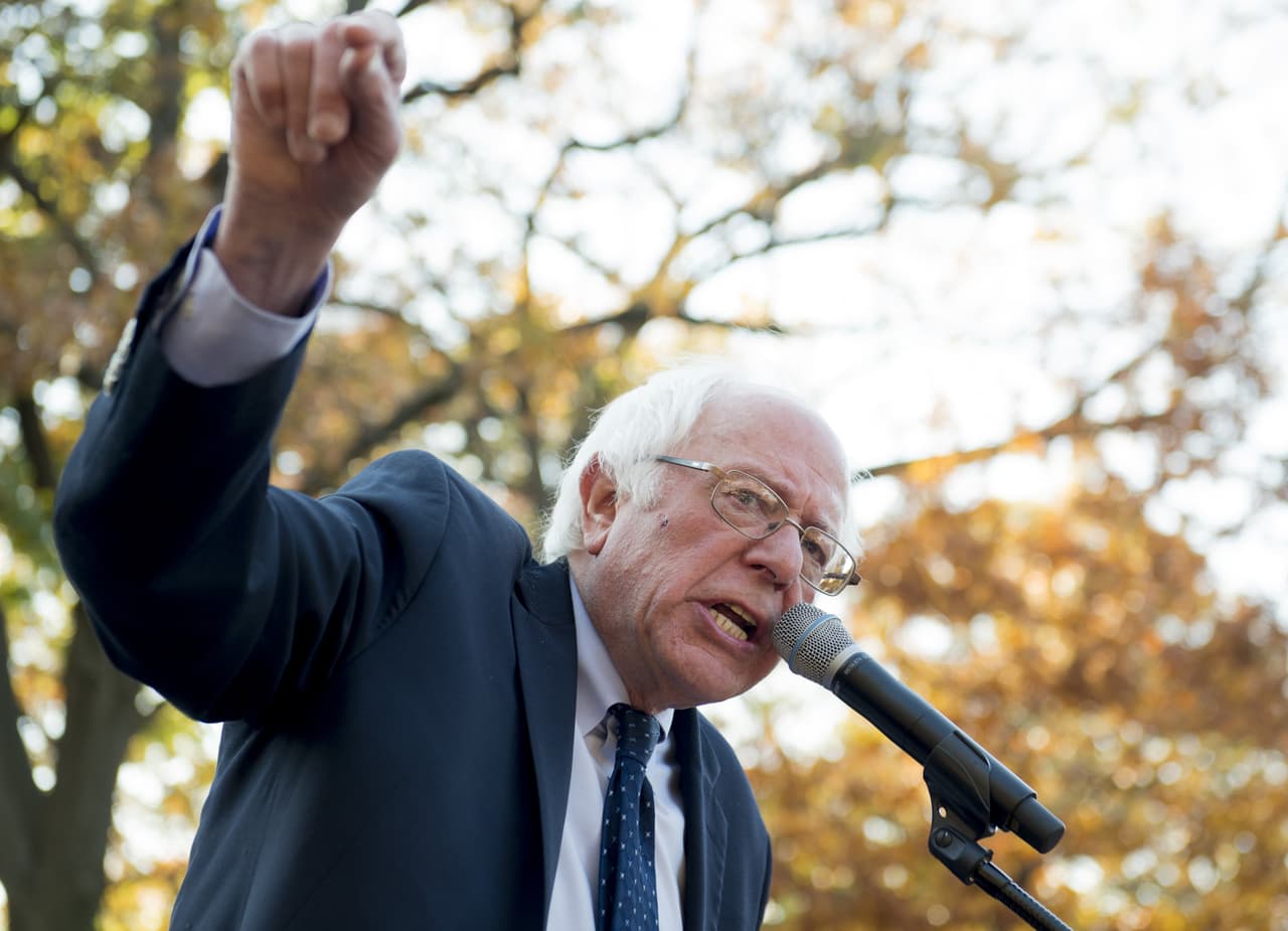 Bernie Sanders se dirige a una multitud frente al Capitolio en Washington