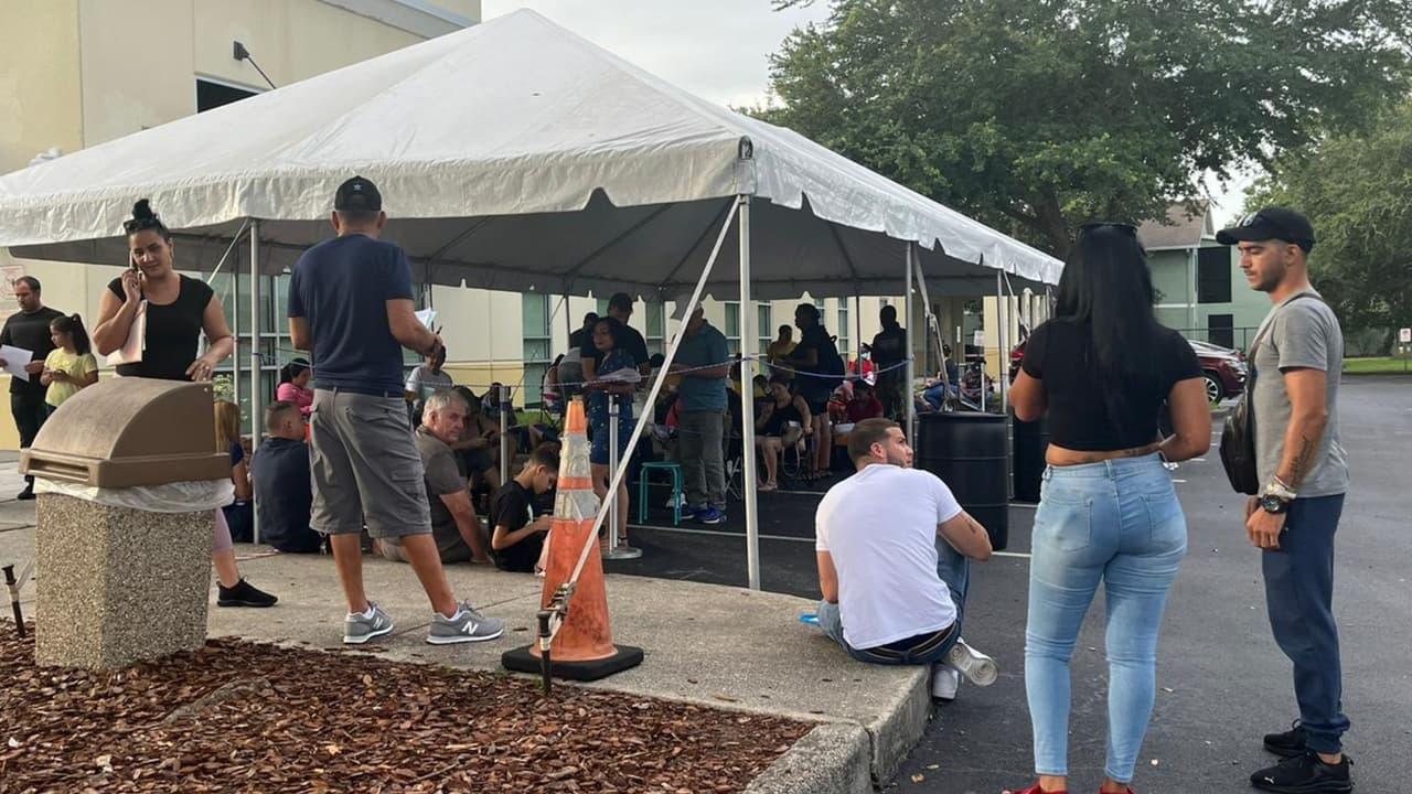 Siguen las largas filas de usuarios en el Seguro Social de Orlando