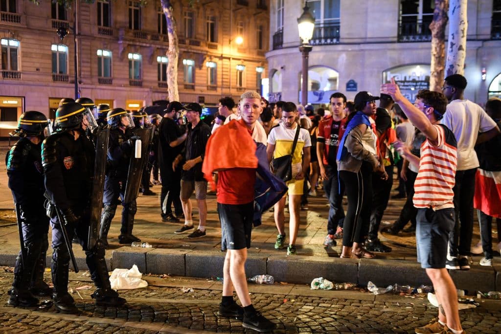 La madrugada en París fue escenario de enfrentamientos entre la Policía y cientos de personas tras la celebración del título de Francia en el Mundial de Rusia 2018.