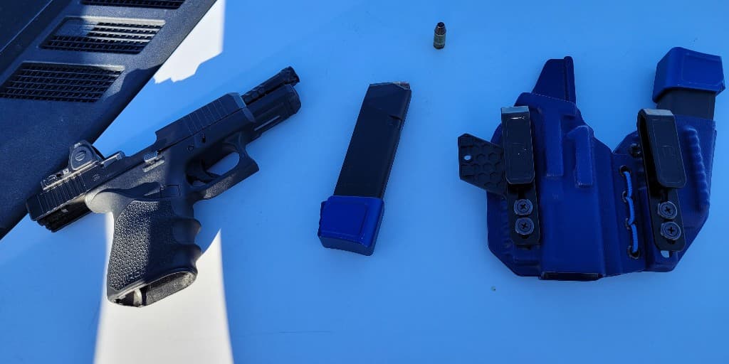 El detenido viajaba con un arma de fuego.