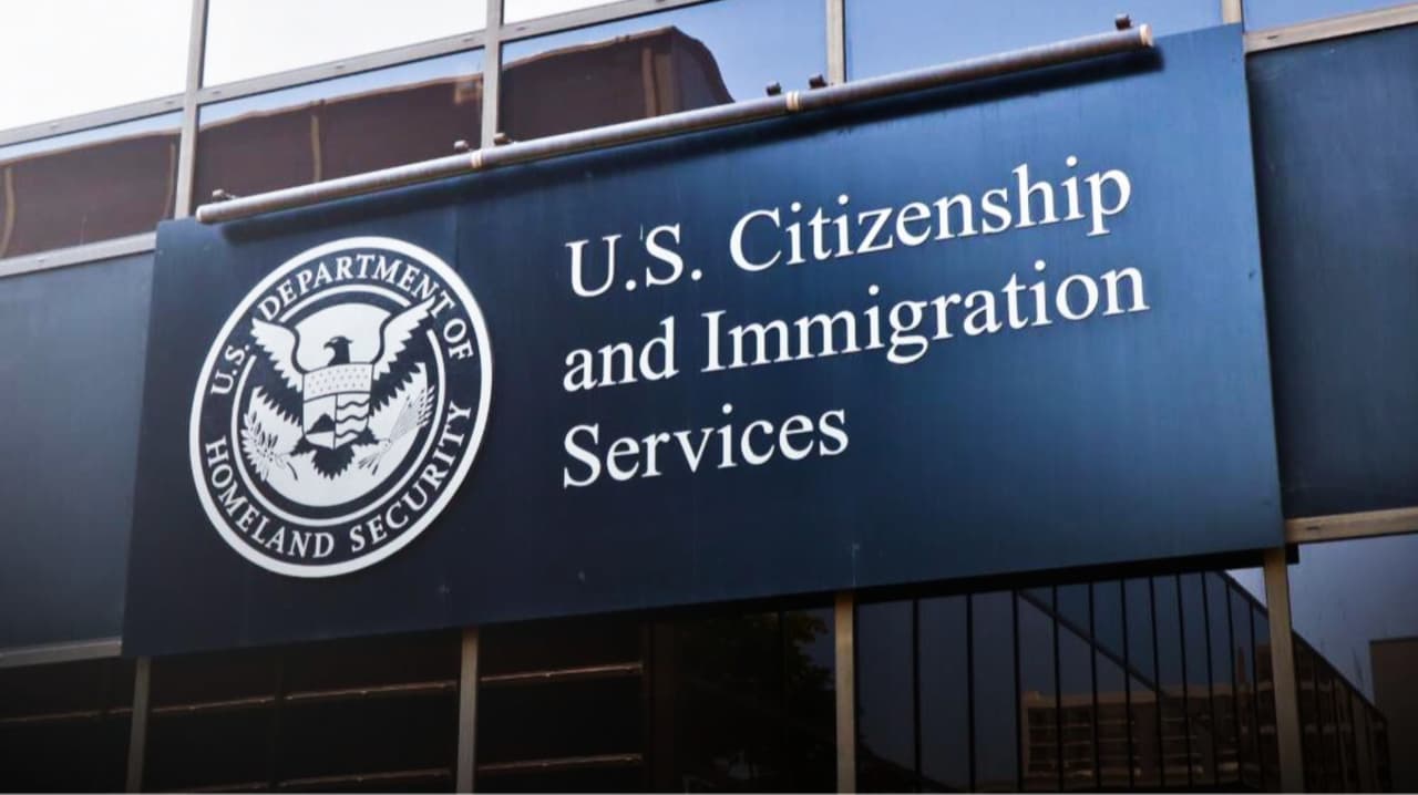 USCIS deberá retomar solicitudes de asilo, ciudadanía y residencia de 39 países