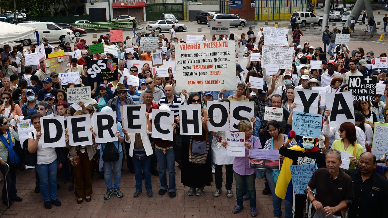 El presidente Nicolás Maduro lanzó a finales de enero un "plan de salud ancestral" para tratar enfermedades con hierbas y productos naturales. El 30 de enero aprobó un presupuesto para adquirir "medicamentos hemoderivados, insumos para bancos de sangre, catéteres y reactivos para las máquinas de diálisis".