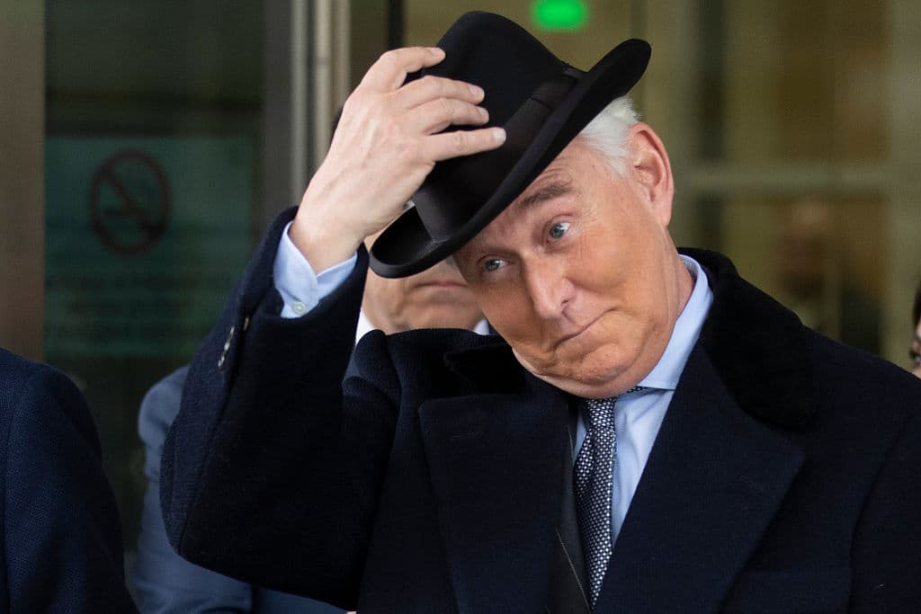 Roger Stone, quien fuera un asesor cercano al presidente Trump durante la campaña electoral, fue declarado culpable de los siete cargos que enfrentaba, entre ellos los de falso testimonio ante el Congreso, obstrucción a la justicia y manipulación de testigos.
<br>
<br>El caso contra Stone está relacionado con la supuesta interferencia de Rusia en las elecciones presidenciales de 2016, conocida como la “trama rusa”. Fue condenado por mentirle al Congreso. En julio pasado, Trump conmutó la sentencia de 40 meses de su amigo, antes de que tuviera que presentarse en una prisión federal en Georgia para cumplir su condena.