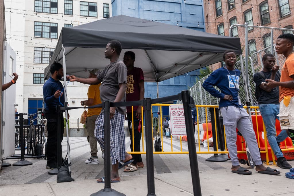 No habían pasado 5 minutos del tiroteo que dejó muerto a Rodríguez Marcano, cuando se reportó otro frente al 
<b><a href="https://www.univision.com/local/nueva-york-wxtv/nueva-york-30-dias-refugio-inmigrantes-eric-adams" target="_blank">albergue para migrantes</a></b> localizado en el 29 de la calle Ryerson.