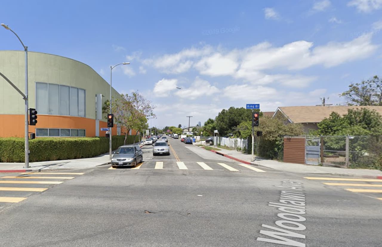 Muere menor de edad tras ser atropellado cerca de una escuela en el sur de Los Ángeles