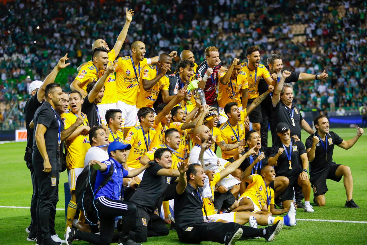 ¡Tigres se proclama Campeón del fútbol mexicano! Los felinos regiomontanos cosecharon su séptimo título de la Liga MX y se cuelan, aunque muchos se sigan negando a aceptarlo, entre los grandes del balompié azteca. Luego de superar en una Final de un solo gol a los Esmeraldas del León, así se dieron los festejos de los Tigres en patio ajeno, imágenes para el recuerdo y que hay que darse un tiempo para echarles un ojo, sobre todo la fiel afición de los felinos regios.