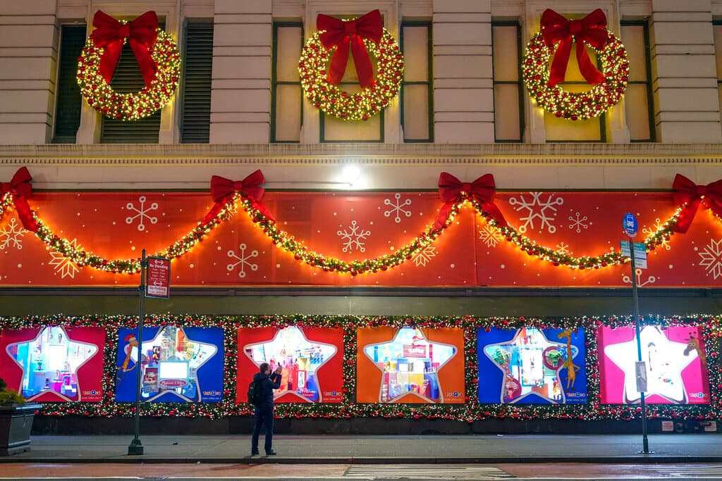 Macy's, en 34th Street en Herald Square, tiene una de las muestras de luces y decoraciones navideñas más populares. Este año sus vidrieras están llenas de osos de peluche, adornos de gran tamaño y muñecos de nieve.