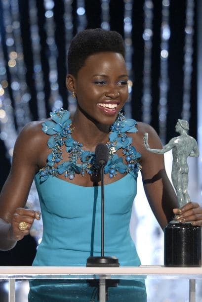 Lupita al aceptar el Screen Actors Guild Award. Mira aquí lo último en chismes.