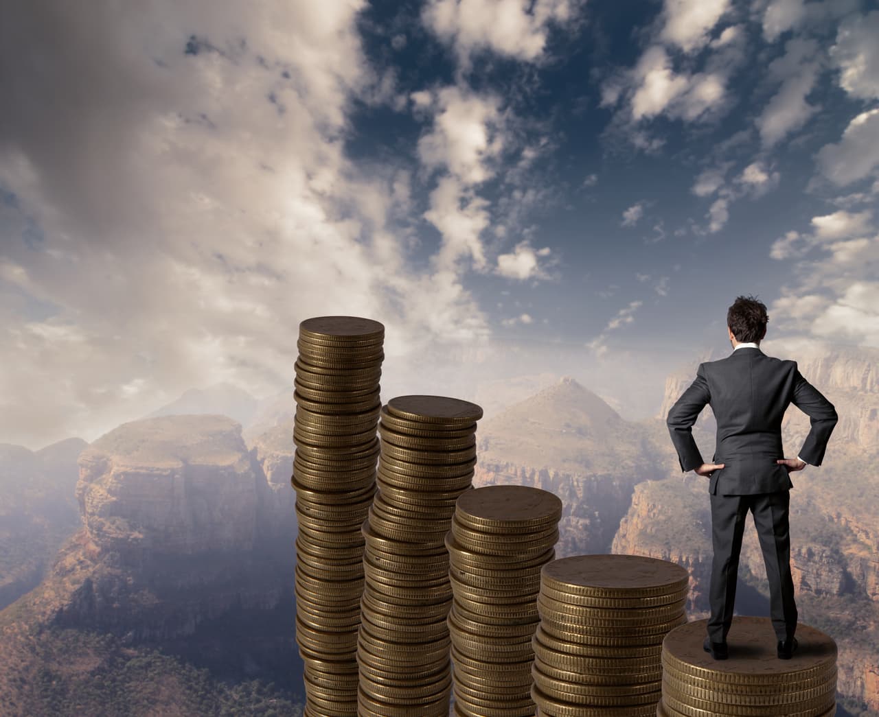 Si estás en medio de una crisis económica, y no encuentras salida, no te quedes esperando que una puerta cerrada se abra. Toca en otras y encontrarás soluciones. La buena disposición de tu signo acuariano, del elemento aire, se acentúa con la acción de la Luna llena y te sientes feliz, sin poder explicar concretamente la razón de esa felicidad. En ese caso no te cuestiones nada, simplemente ¡vive!