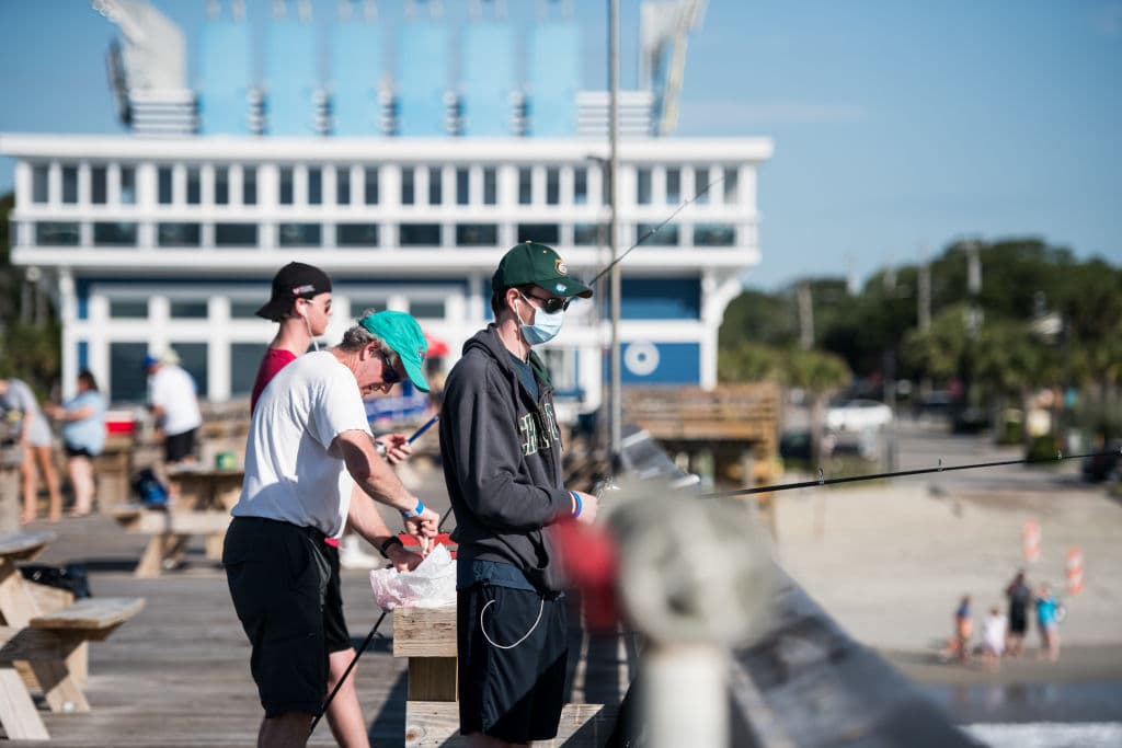 La playa de Myrtle Beach, Carolina del Sur, se llenó de personas desde horas tempranas del sábado, con bañistas, surfistas y personas que hacen deporte o toman el sol en la arena. Esta última actividad puede estar prohibida en las playas de Nueva York.