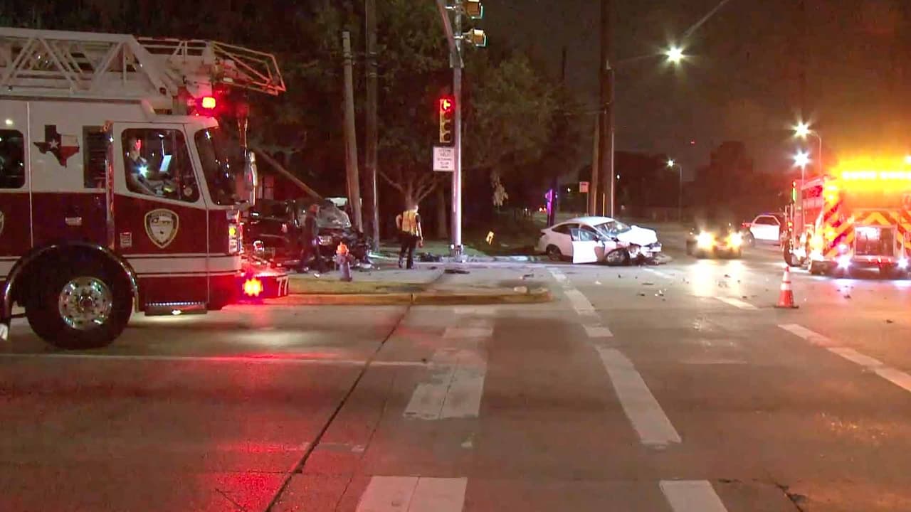 Al llegar al lugar de los hechos, los oficiales encontraron a dos vehículos involucrados en el accidente.