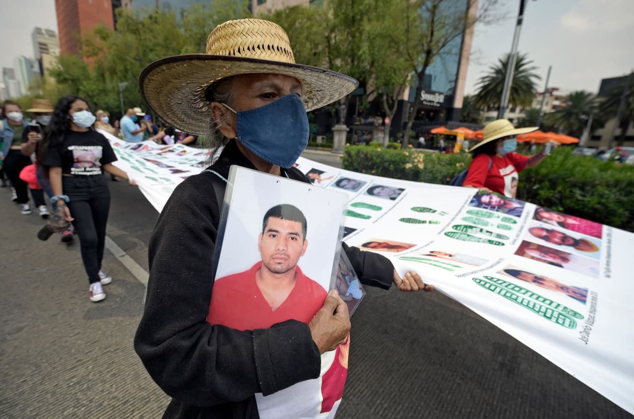 La marcha de Ciudad de México partió del emblemático Ángel de la Independencia y concluyó en el Monumento a la Revolución con un mitin. "En Tamaulipas (noreste) tenemos mínimo 100 desaparecidos por día, pero no se denuncian todos por miedo", gritó al micrófono Miriam Cabrera, de 44 años, madre de Romel Cabrera, desaparecido en ese estado en junio de 2015. 
<br>