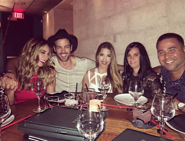 En enero de 2022, 
<b><a href="https://www.univision.com/famosos/william-levy-y-elizabeth-gutierrez-mensaje-se-separan">William anunció su separación de Elizabeth Gutiérrez</a></b> en sus historias de Instagram, pero borró el mensaje minutos después.