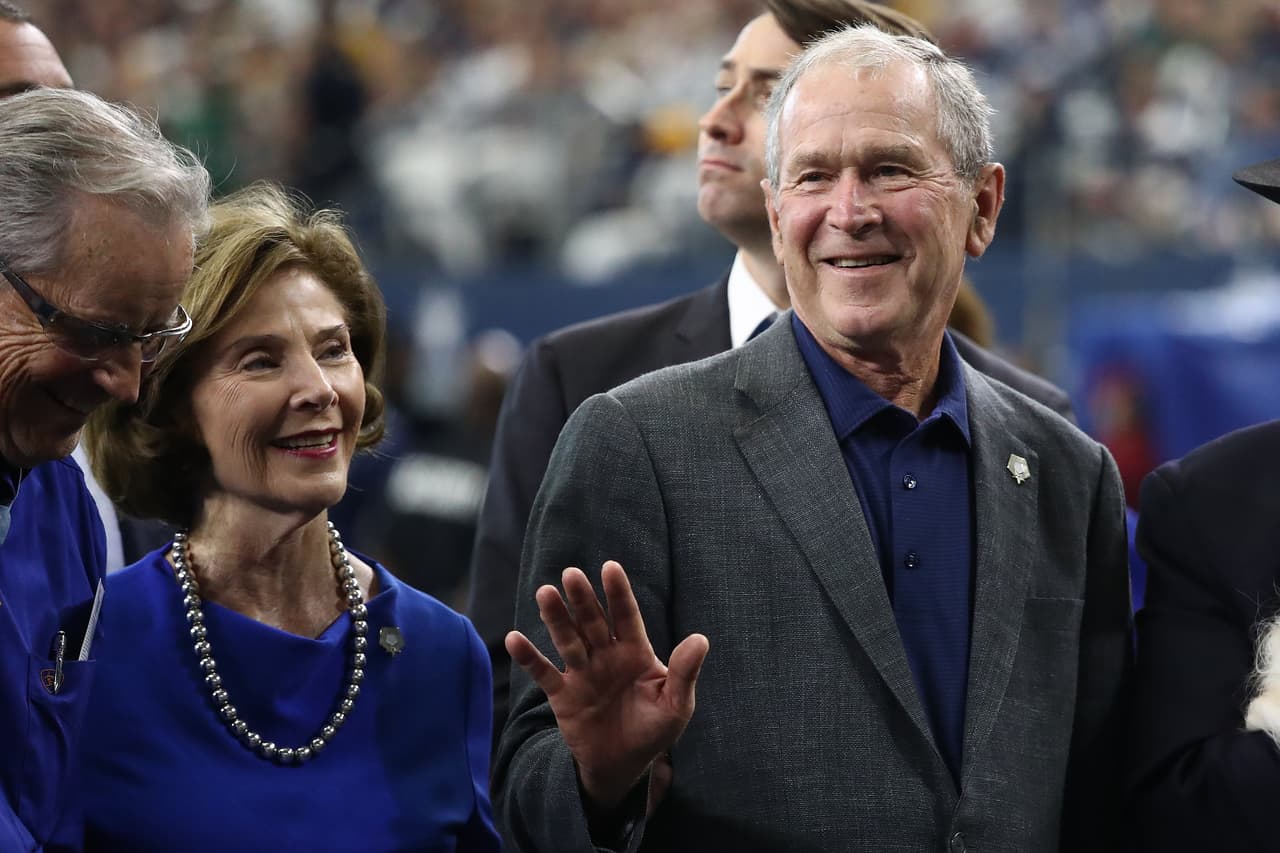 El expresidente y exgobernador de Texas, George W. Bush, y su esposa Laura durante un partido de los Cowboys en octubre del año pasado.
<a href="https://www.univision.com/local/dallas-kuvn/elecciones-estados-unidos-2020/george-w-bush-felicita-a-joe-biden-y-afirma-que-la-eleccion-fue-fundamentalmente-justa">Bush ha manifestado su respaldo al presidente electo Joe Biden</a> desde la mañana del lunes.