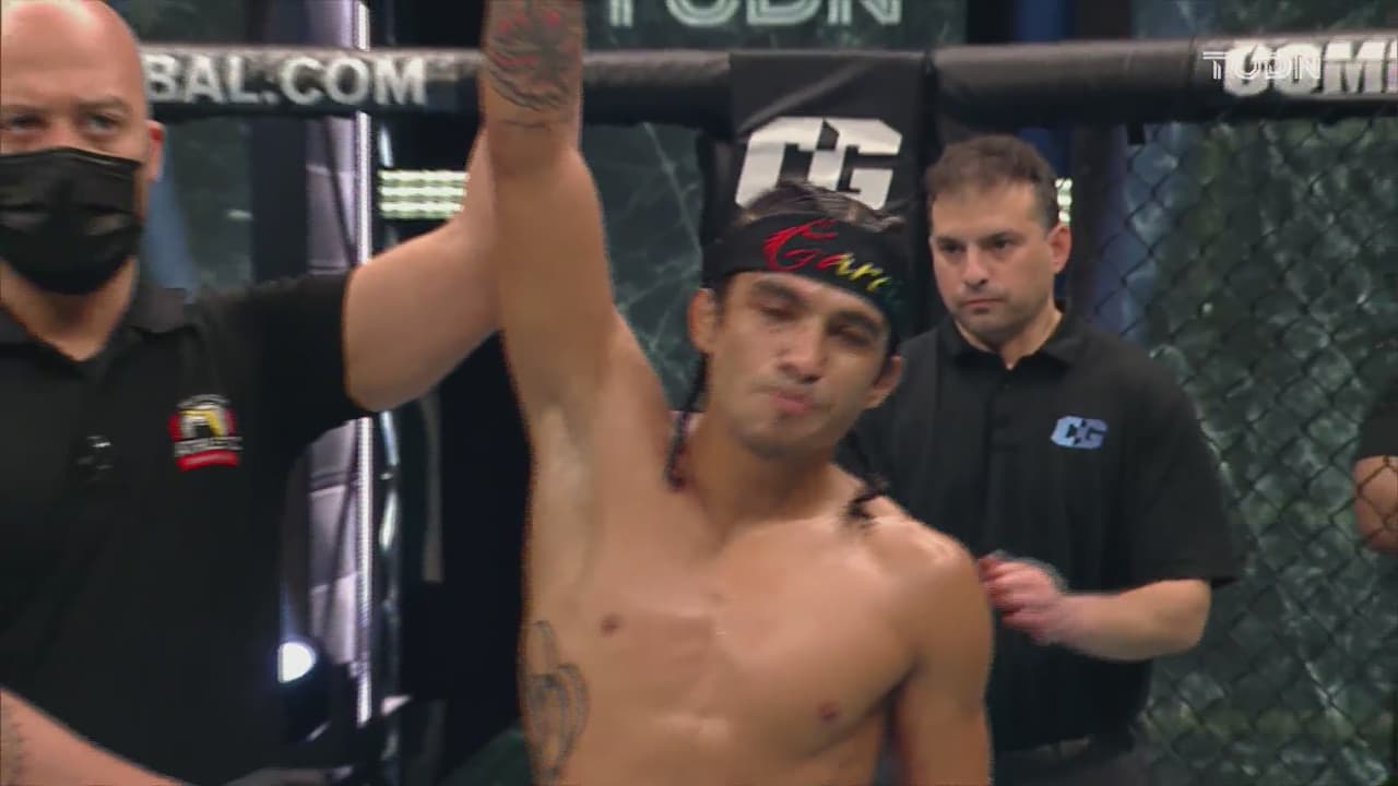 García aplica un 'mataleón' a López en la estelar de Combate Global