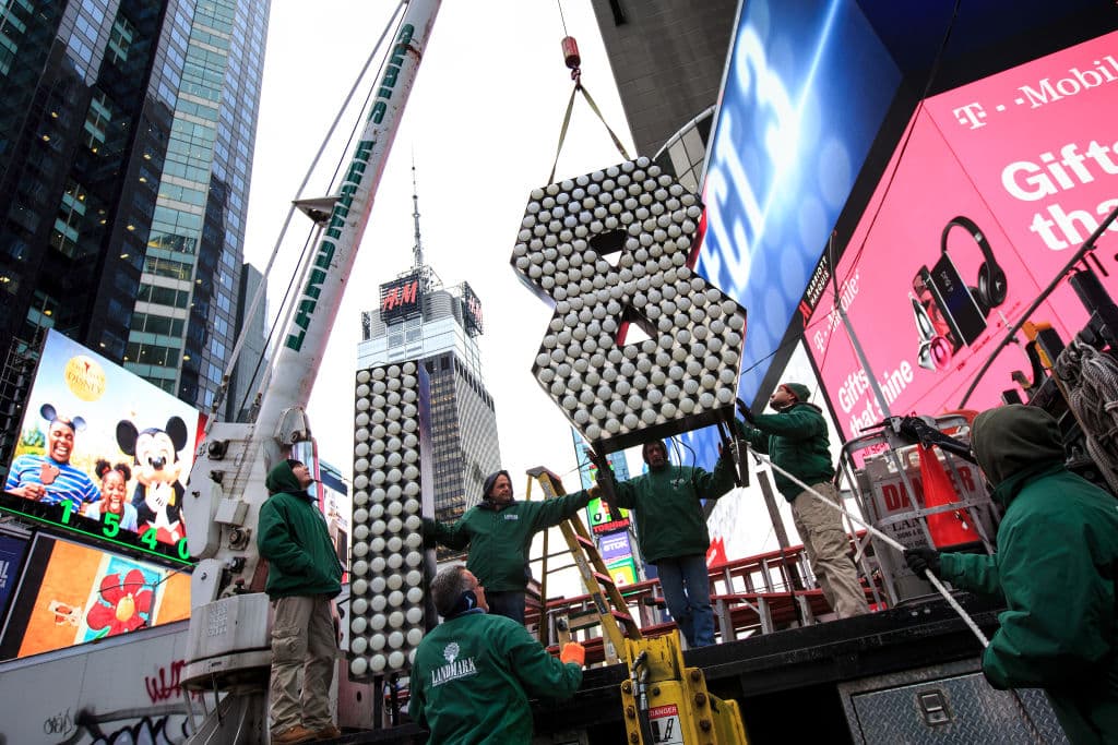 Año tras año, miles retan el inclemente frío y el bullicio para festejar la llegada del nuevo año y despedir las alegrías y las tristezas de los pasados 12 meses.