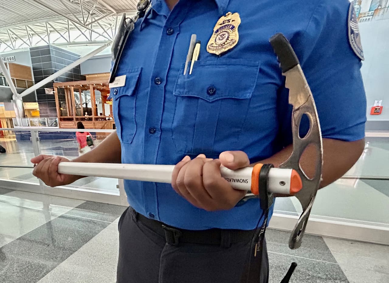 En esa terminal, un viajero intentó pasar un pico de aluminio de 30 pulgadas. Sin embargo, la TSA recordó que no se pueden pasar herramientas mayores a 7 pulgadas en el equipaje de mano.
<br>