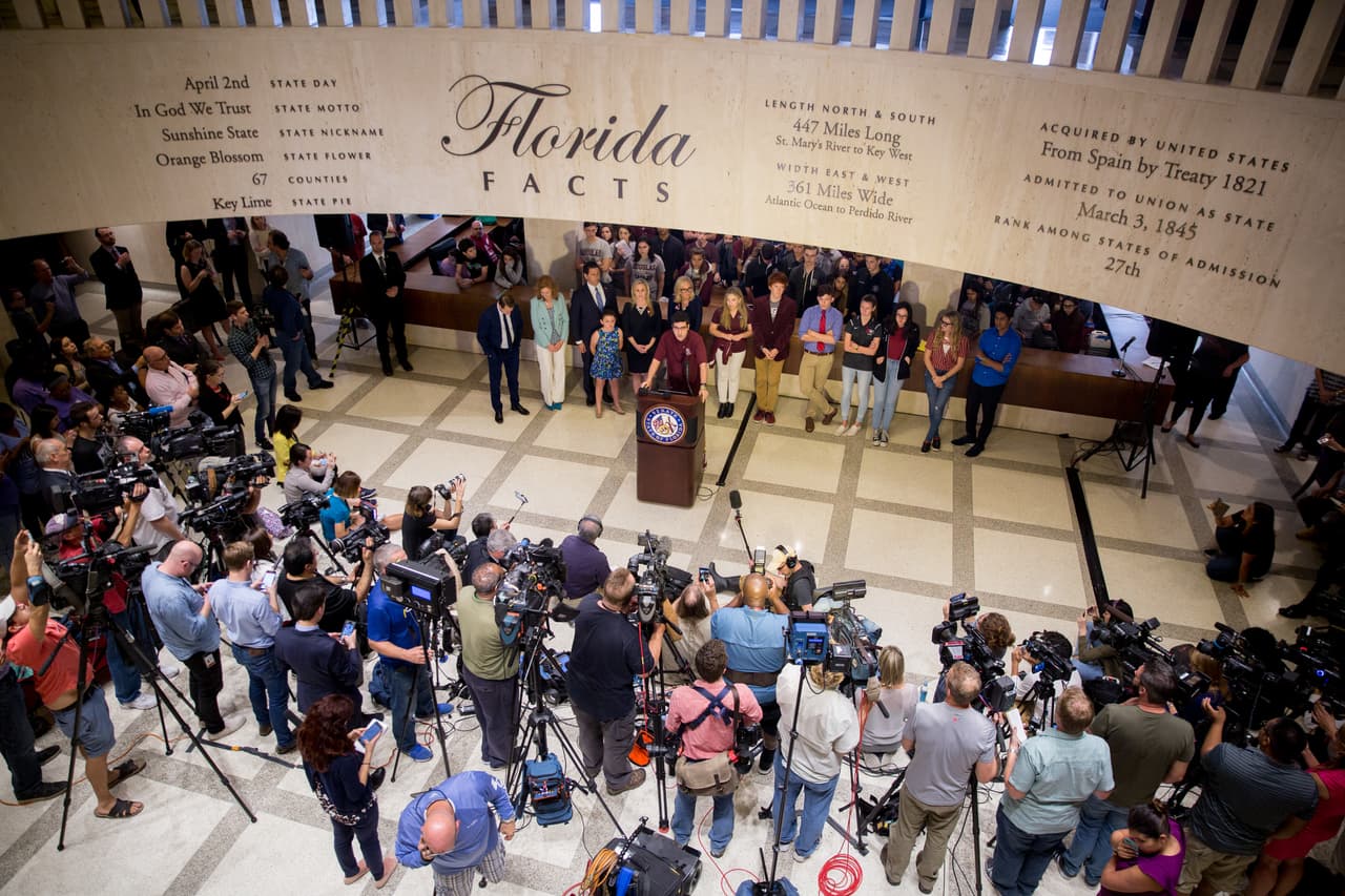 Lorenzo Prado fue uno de los alumnos de la secundaria Marjory Stoneman Douglas que habló a los periodistas que cubrieron la visita al Capitolio estatal. "Haremos cambios en este país, no importa si es mañana o el día siguiente o el siguiente", dijo Prado frente a las cámaras. "Si tengo que abandonar todo en mi vida para lograr los cambios, lo haré", subrayó. "Perdimos la confianza en nuestro gobierno porque nos han dicho una y otra vez que no hay nada que se pueda hacer", agregó.
