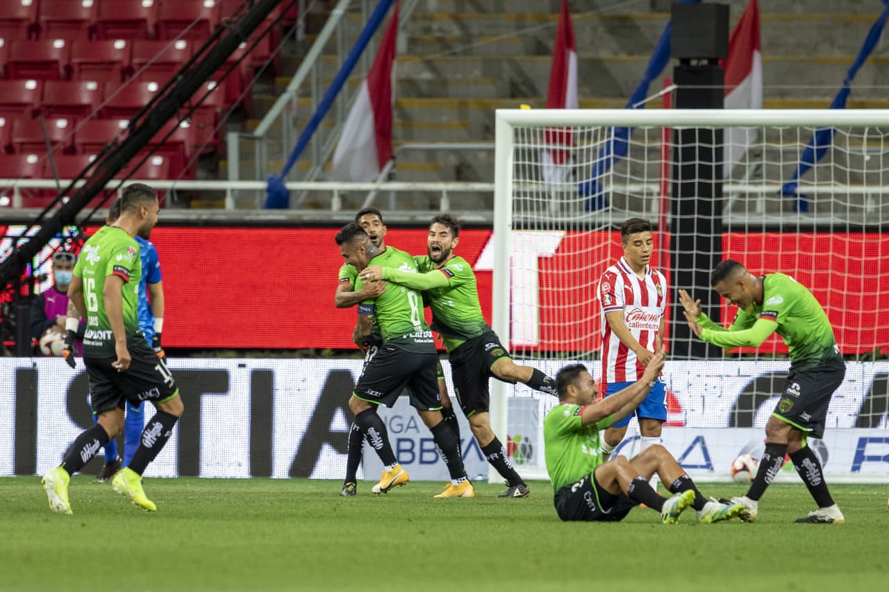 Lezcano (10’) abrió el marcador para adelantar al cuadro fronterizo y Ariel Matías crecía la ventaja al 29’. JJ Macías (77’) apareció para descontar en la segunda mitad. El Rebaño sólo acumula dos derrotas y dos empates. En la siguiente fecha, Chivas visitará al León y Bravos hará lo propio ante Puebla.